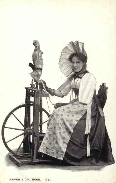 糸車に座っている女性 作： スイスの写真家